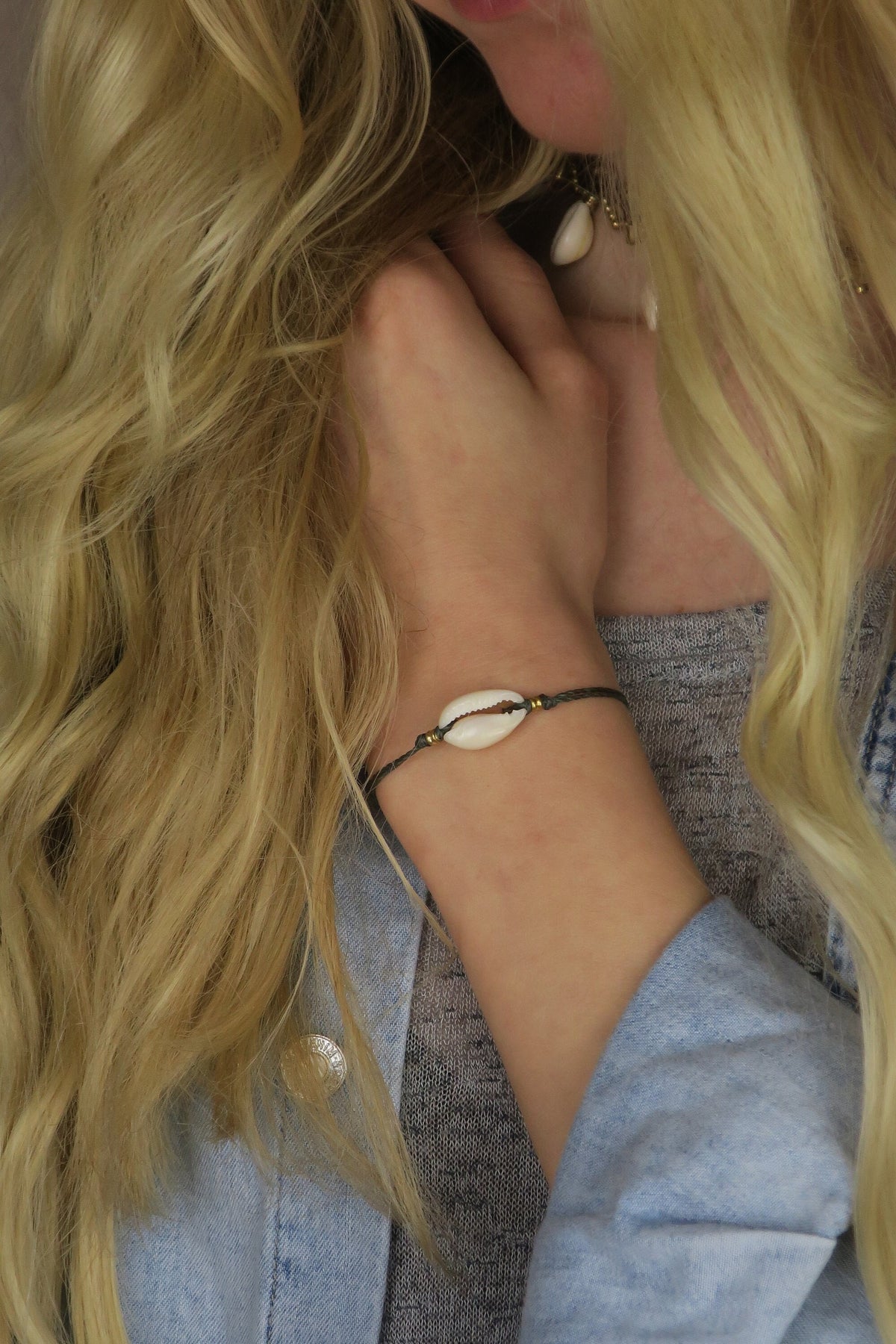 zartes Kaurimuschel armband in vielen farben mit goldenen oder silbernen messingperlen