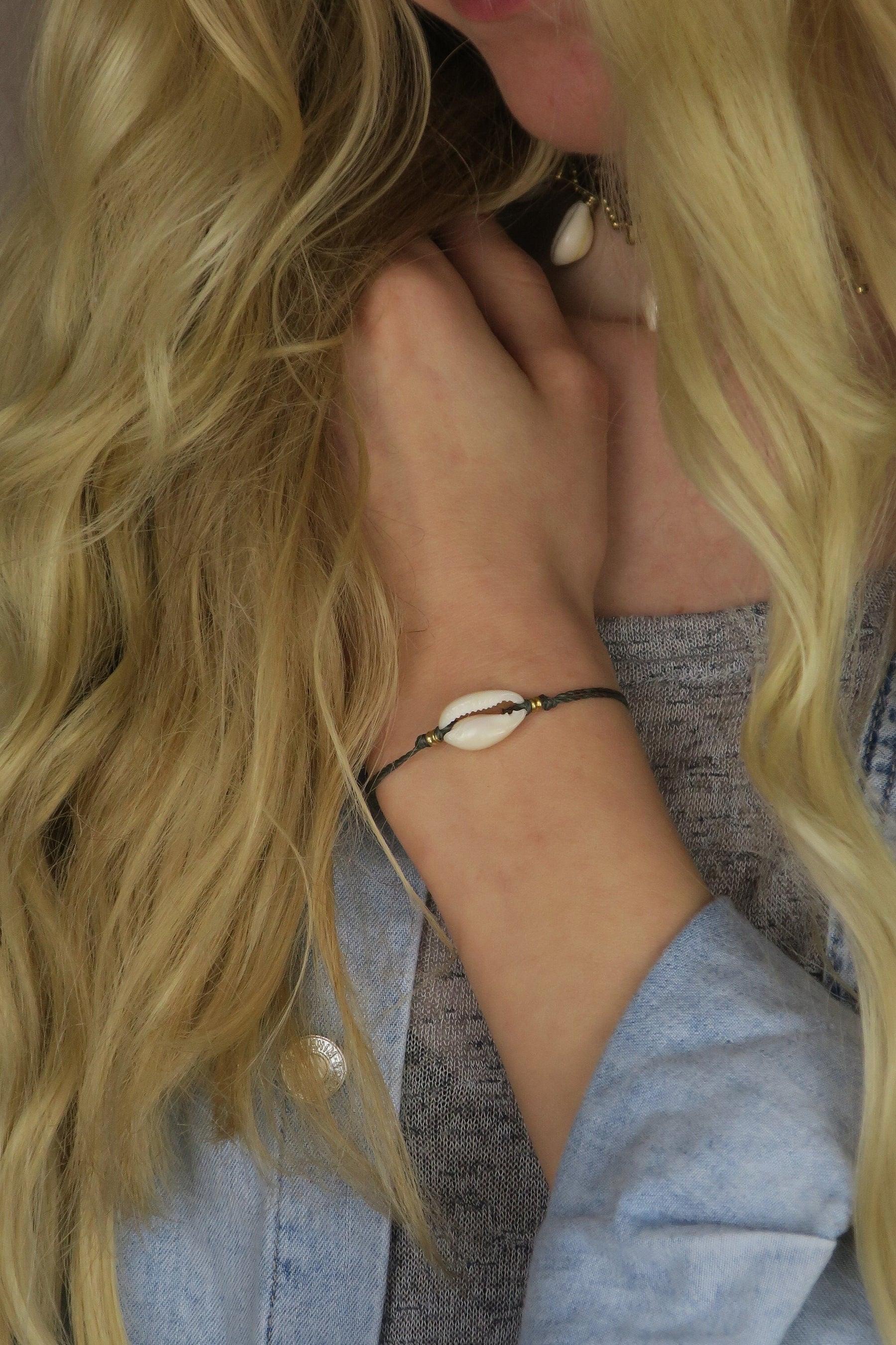 zartes Kaurimuschel armband in vielen farben mit goldenen oder silbernen messingperlen