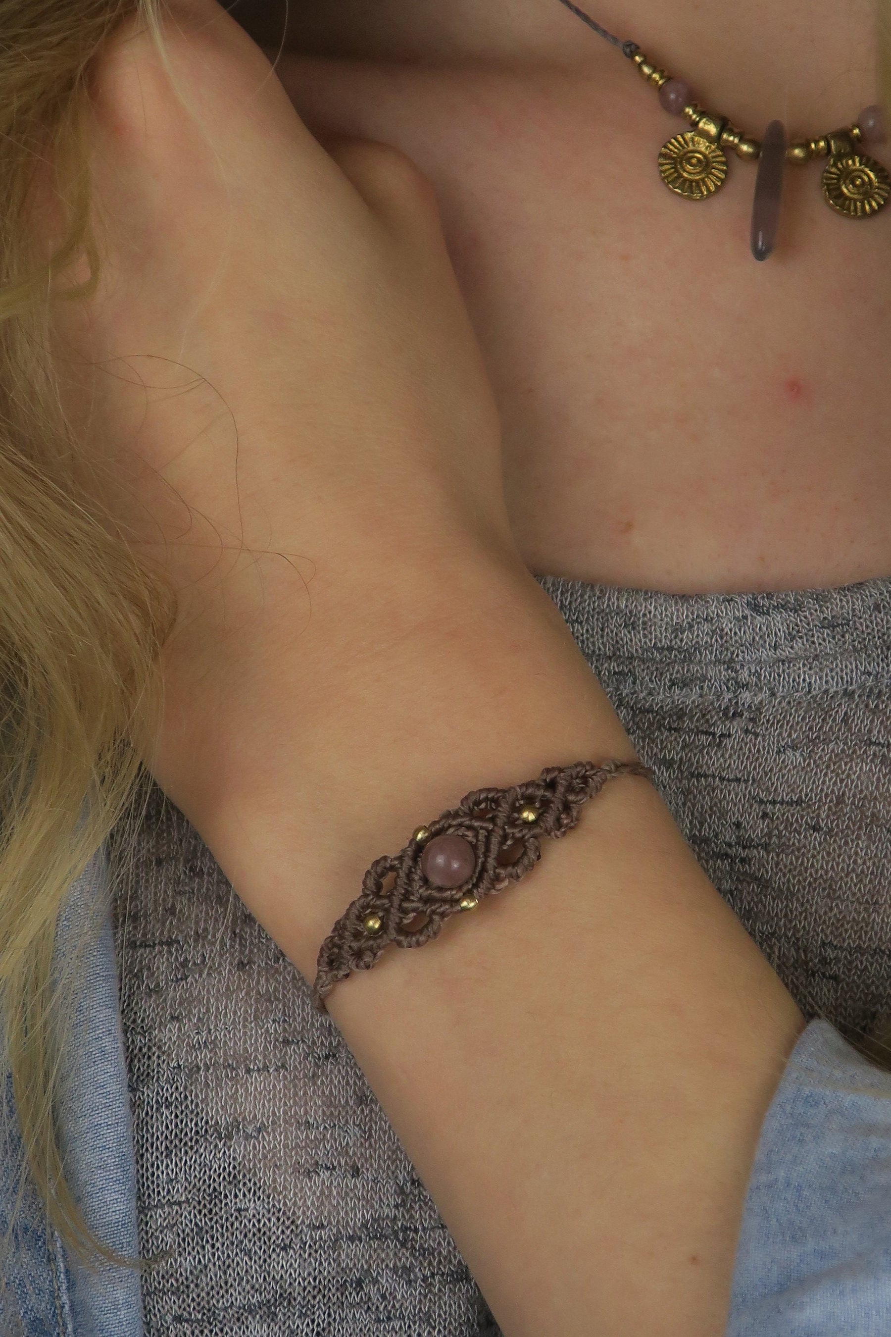 Makramee Armband mit Edelsteinperle im romantischen look und erdtönen