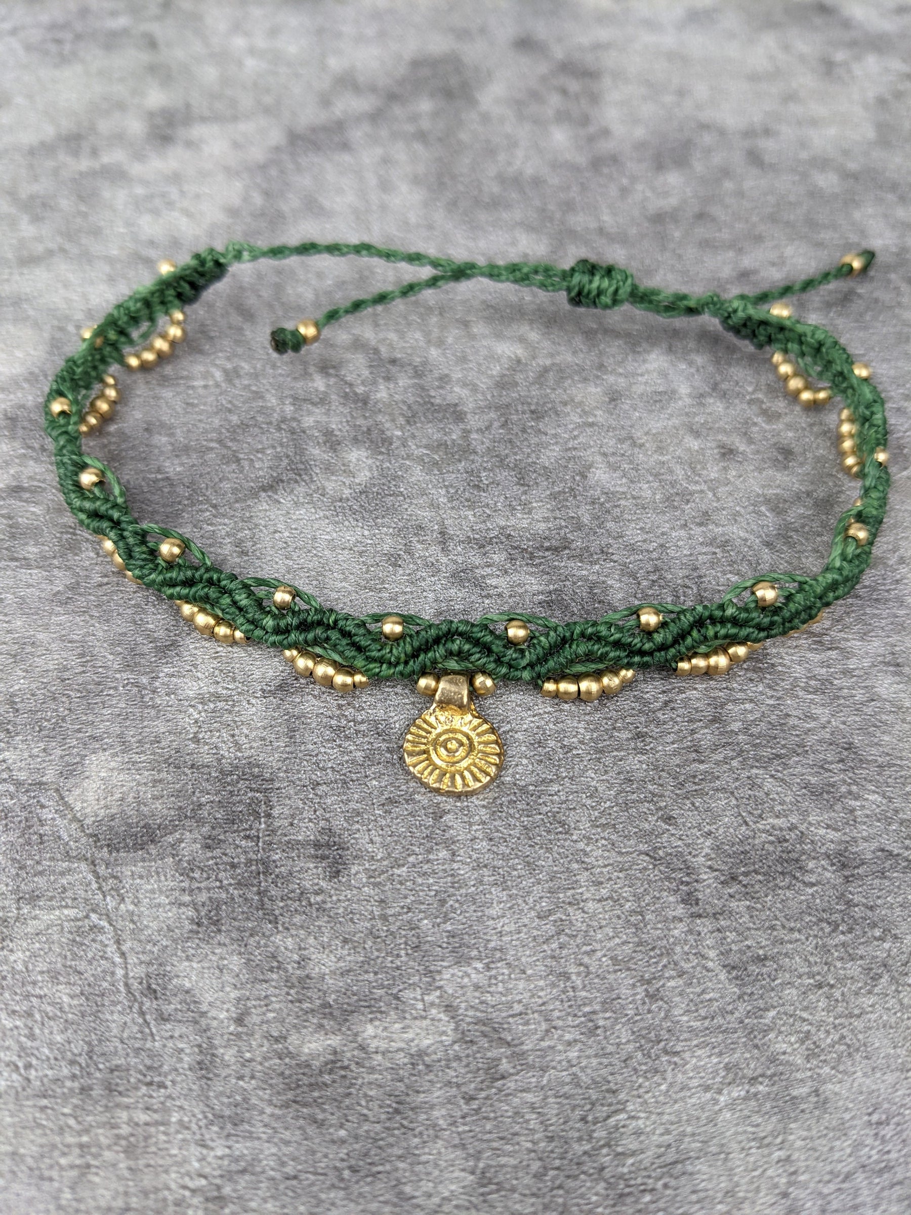 Makramee Armband mit goldener messingsonne im orientalischen stil