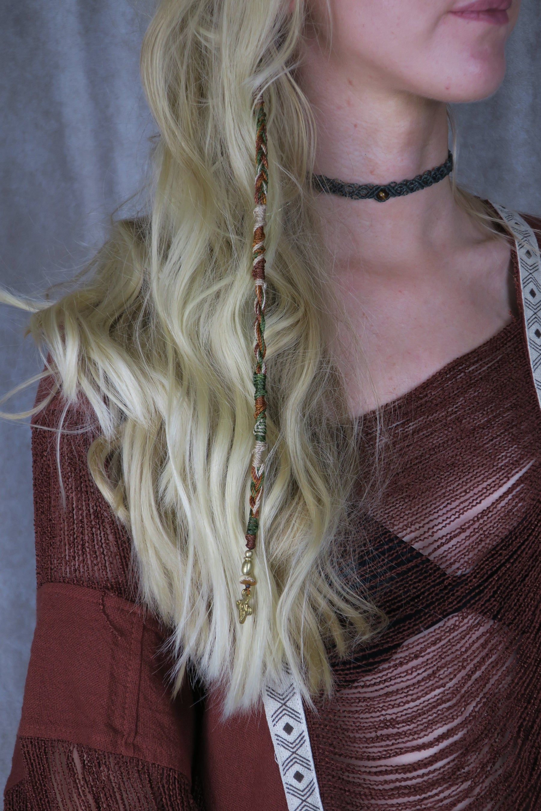 Makramee dread Hairwrap mit messingornament und haarclip als extension verwendbar im boho stil mit holz und messingperlen