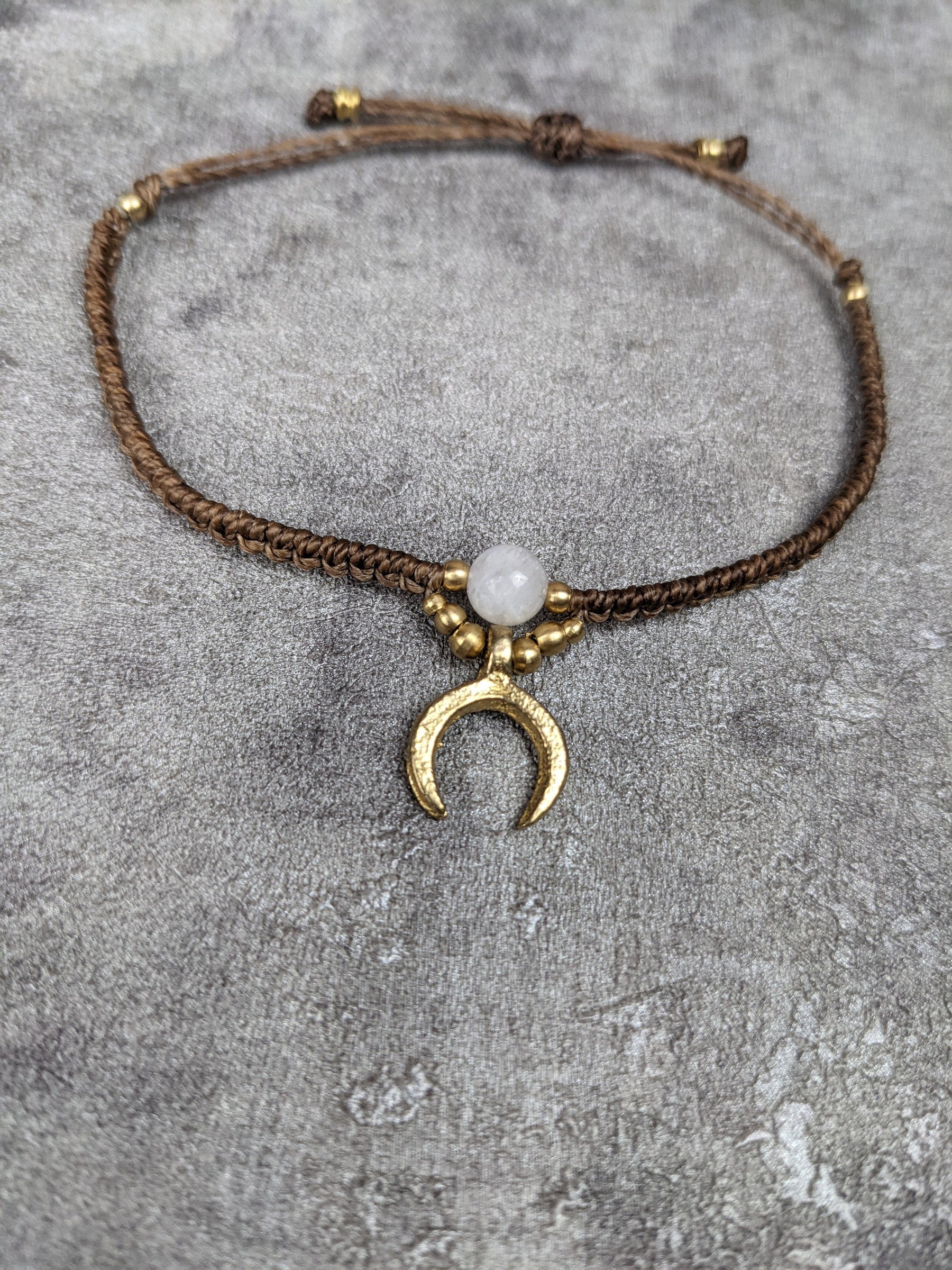 Makramee Mond armband mit großer Edelsteinperle im bobemian style