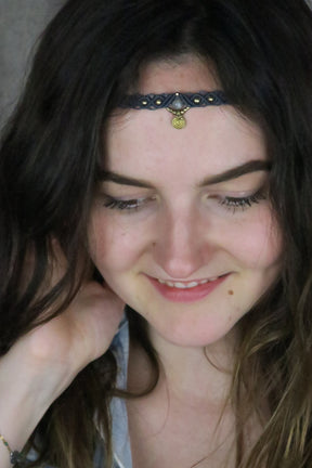 gefküpfte makramee stirnkette mit steinperle und messingornament im hippie style