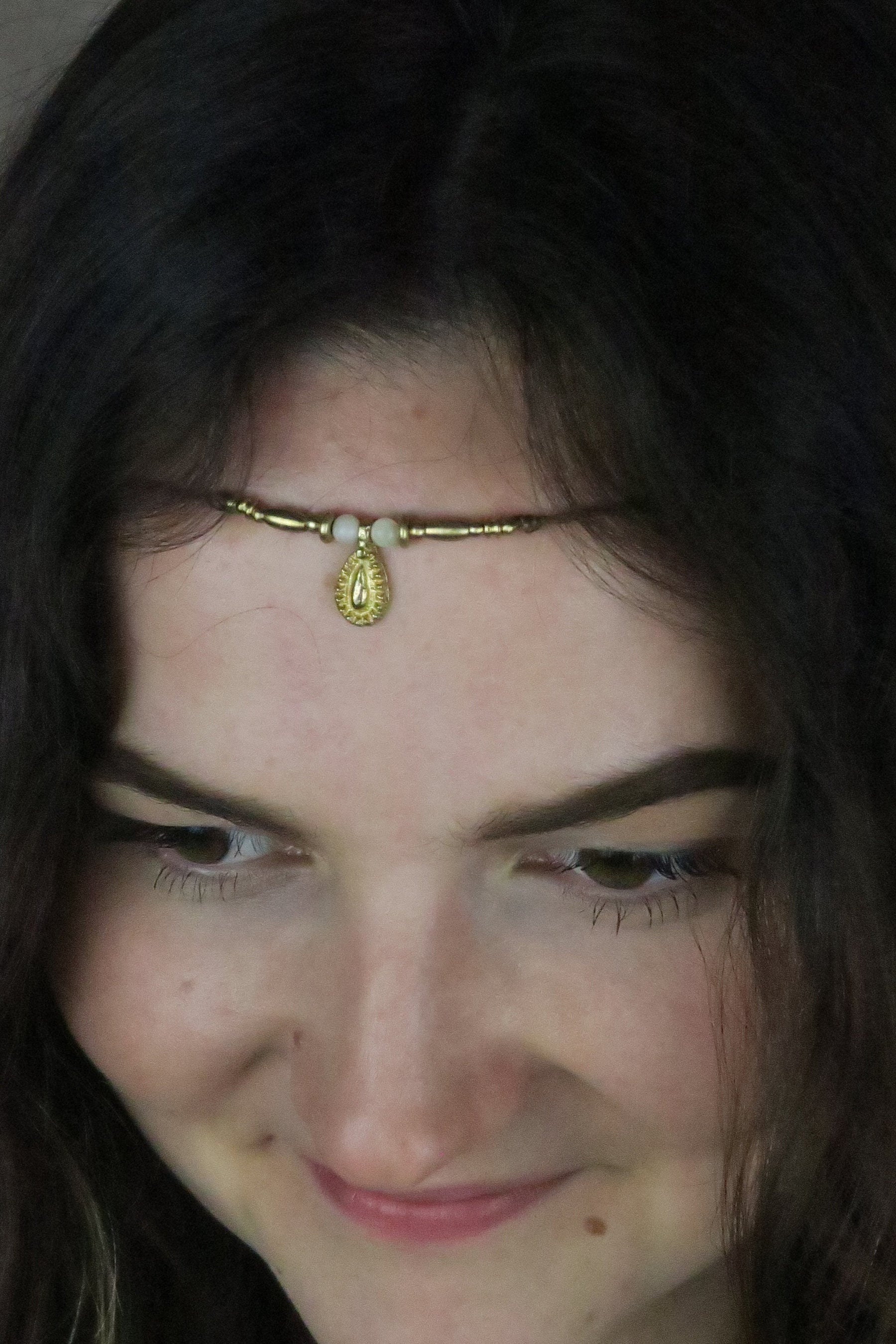 zarte boho tiara mit weißem mondstein und goldenem messingtropfen