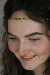 minimalistische goldene sonnen stirnkette mit braunen steinperlen im boho stil