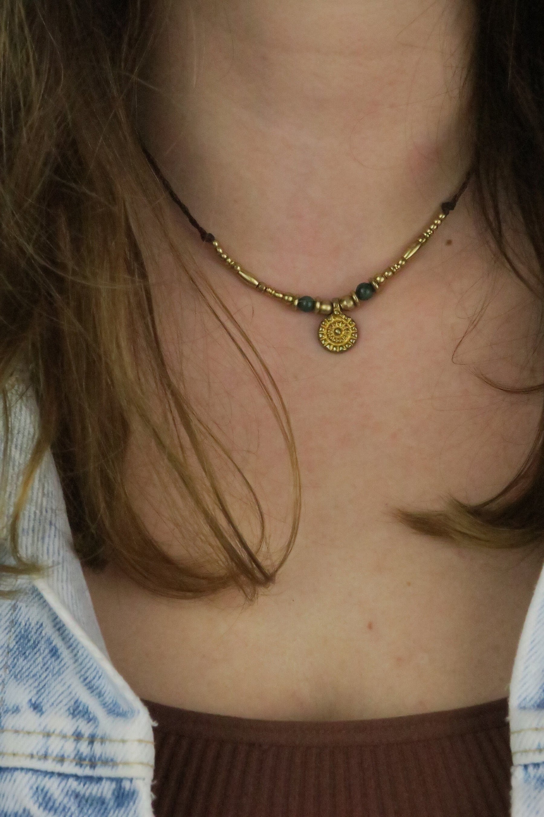 dünne choker Halskette mit goldenen messinganteilen und grünen achatperlen sowie dunkel braunem nylongarn