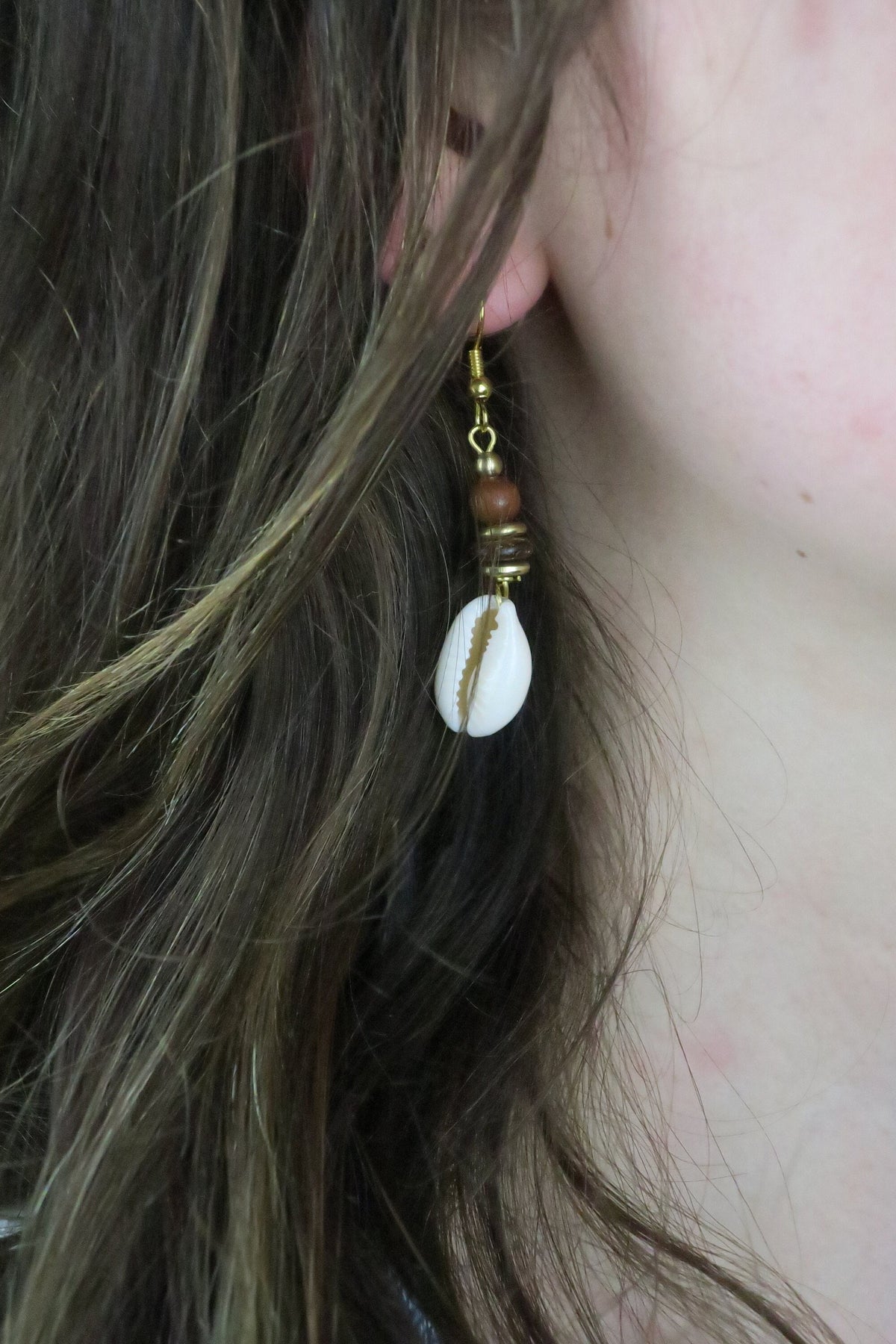 Muschel Ohrringe im Hippielook mit Holzperlen und goldenem Ohrhänger